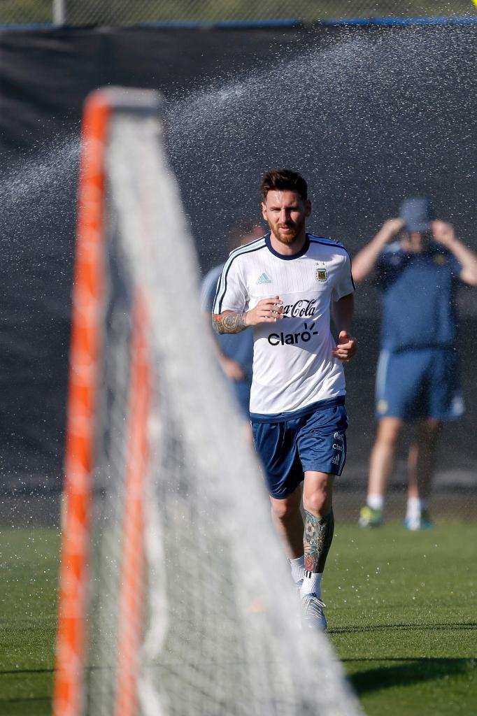 Lionel Messi entrenando a parte del grupo en la concentracin de...