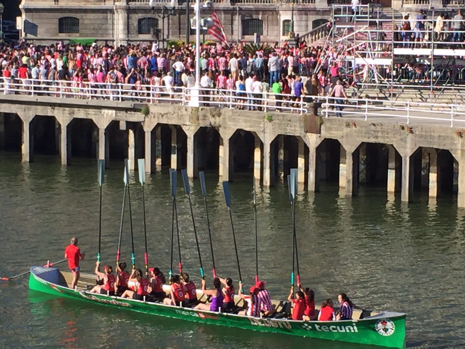Una embarcacin saluda a las jugadoras desde la Ra de Bilbao.