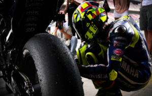 Valentino Rossi examina su Yamaha en los test de temporada de...