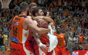 Guillem Vives y el Valencia Basket celebrando el triunfo contra el...