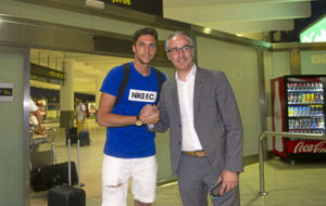 Jonas Martin, saludando a Miguel Torrecilla en el Aeropuerto