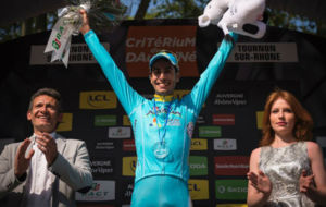 Fabio Aru en el podio como vencedor de la tercera etapa del Dauphin.