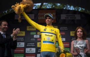 Alberto Contador en el podio como lder del Critrium Dauphin.