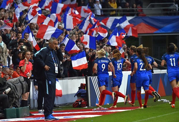 Las jugadoras de la seleccin francesa en un partido de la fase de...