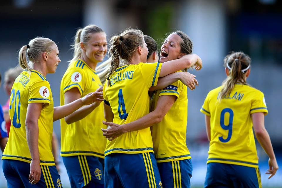 Las jugadoras de la seleccin sueca en un partido de la fase de...