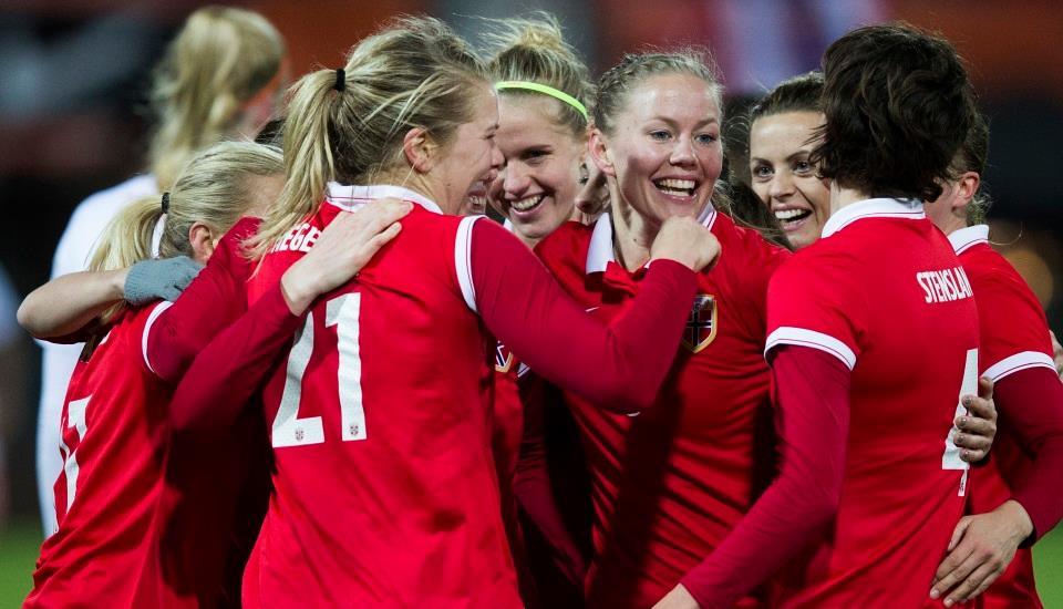 Las jugadoras de la seleccin noruega en un partido de la fase de...