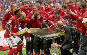 Los jugadores del Bayern y Guardiola celebran el ltimo ttulo de...