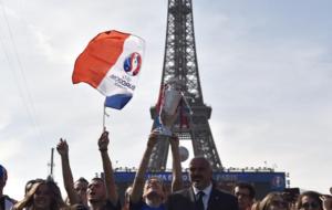 Aficionados franceses ondean banderas en apoyo a su seleccin con la...