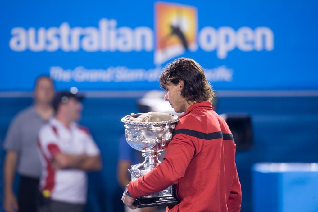 Rafa Nadal con su copa de campen del Open de Australia en 2009.