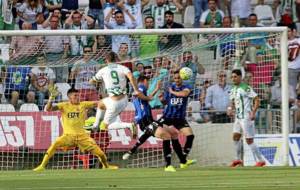 Xisco Jimnez remata para el primer gol del Crdoba ante el Girona