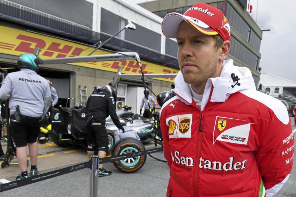 Vettel, revisando el Mercedes durante las verificaciones