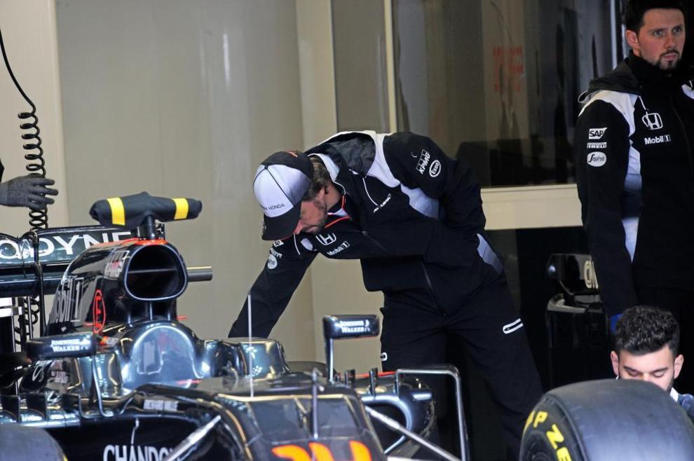 Alonso, repasando las novedades del McLaren.