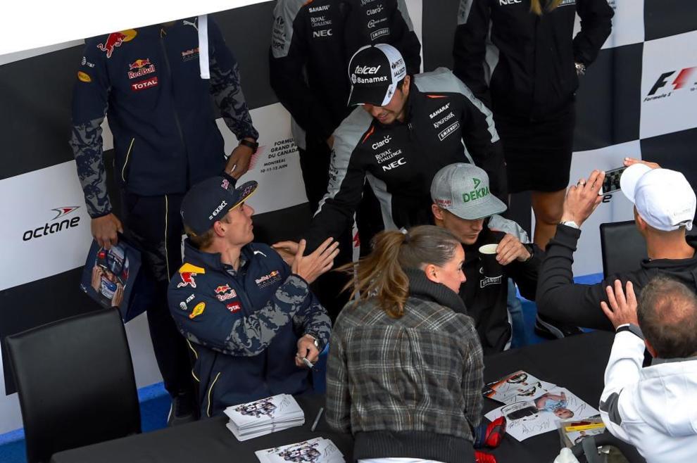 Saludo entre Verstappen y Checo Prez en la firma de autgrafos