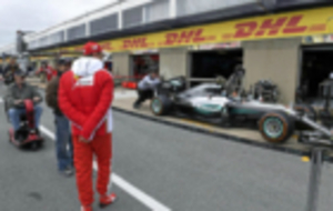 Vettel, contemplando el Mercedes en las verificaciones tcnicas de...