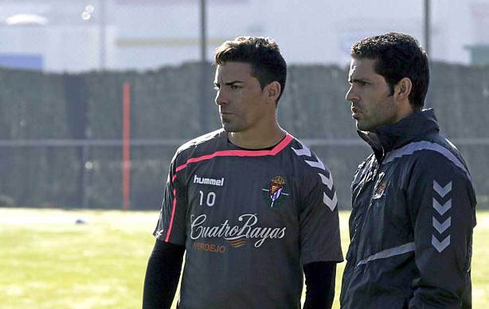 Oscar Gonzlez, con el &apos;10&apos;, junto a Javi Baraja en un entrenamiento