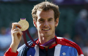 Andy Murray posa con su oro olmpico en los Juegos de Londres