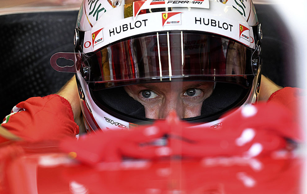 Sebastian Vettel, concentrado en su Ferrari