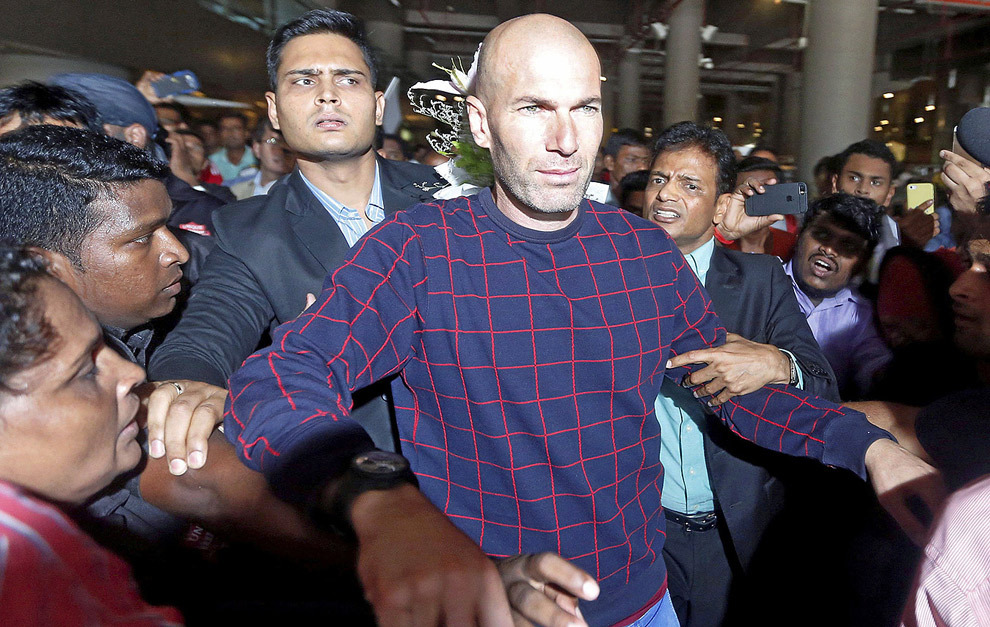Zinedine Zidane desató la locura en Bombay, dónde se encuentra por...