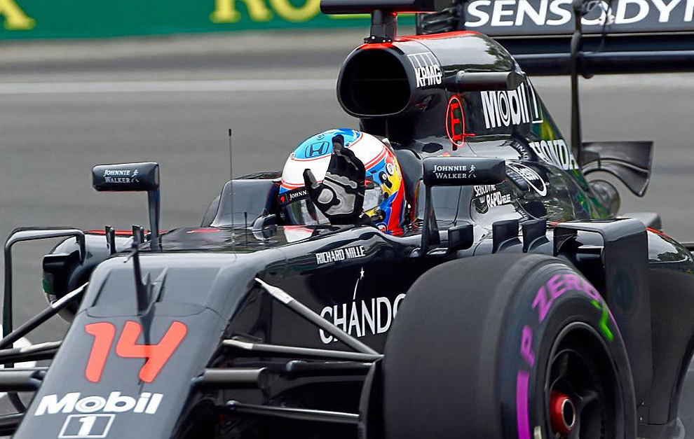 Alonso saluda con la mano desde su McLaren.