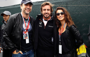 Javier Bardem, Fernando Alonso y Penlope Cruz en el Circuito de...
