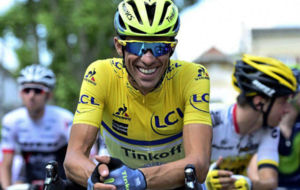 Alberto Contador, antes de la salida de la cuarta etapa del Criterium...