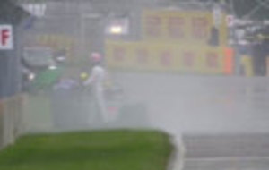 Jenson Button, tras bajarse del McLaren, entre humo blanco