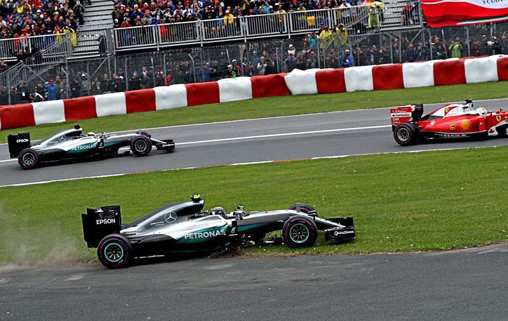 Rosberg se sale de la pista tras tocarse con Hamilton en la salida.
