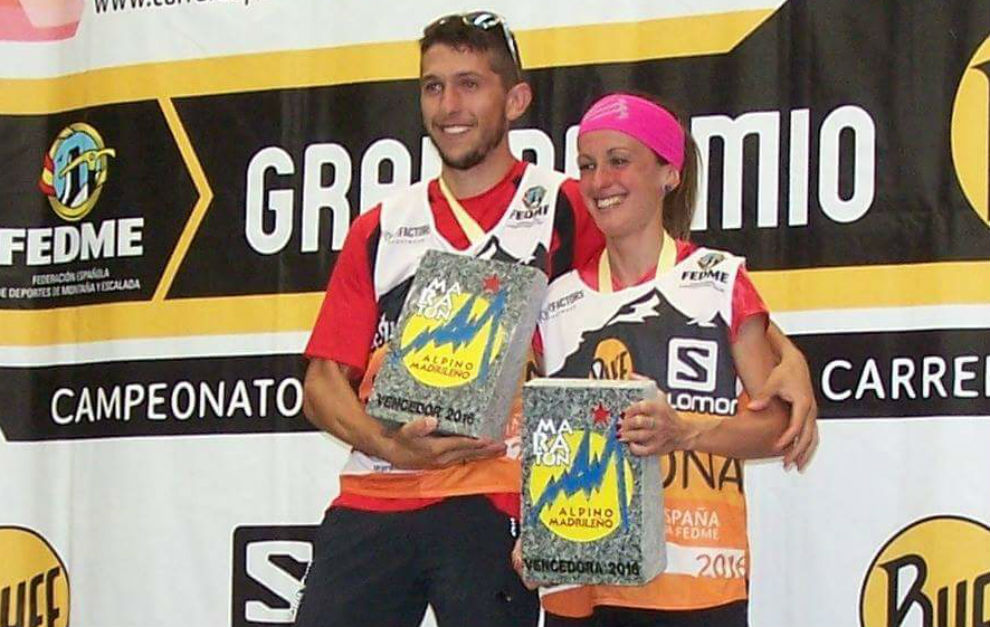 Manu Merillas y Azara Garca, en el podio como campeones de Espaa.