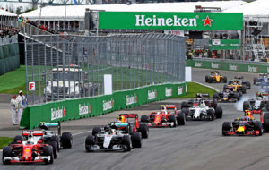 Sebastian Vettel adelant claramente a los dos Mercedes antes de...