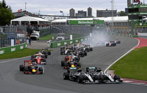 Hamilton y Rosberg llegan a la segunda curva en paralelo.