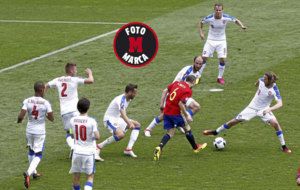 Iniesta, rodeado por siete rivales en el partido ante Chequia.