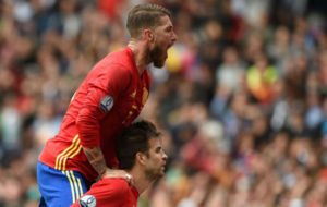 Ramos celebra con Piqu el gol de la victoria