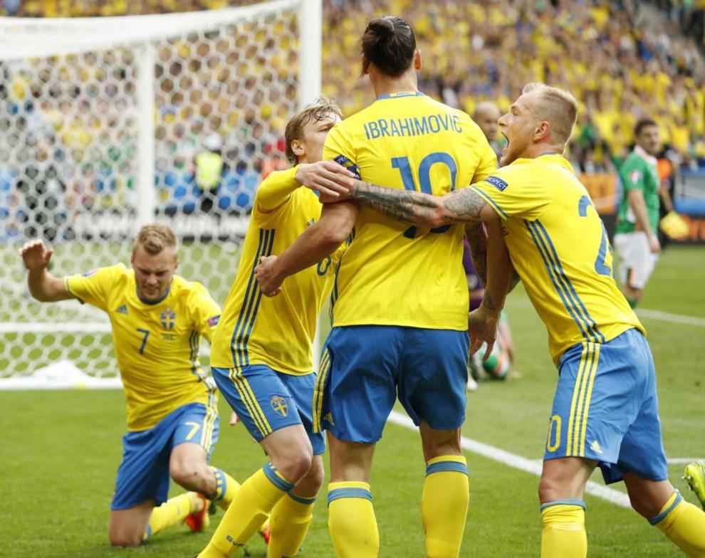 Ibrahimovic recibe la felicitacin de sus compaeros tras el gol del...