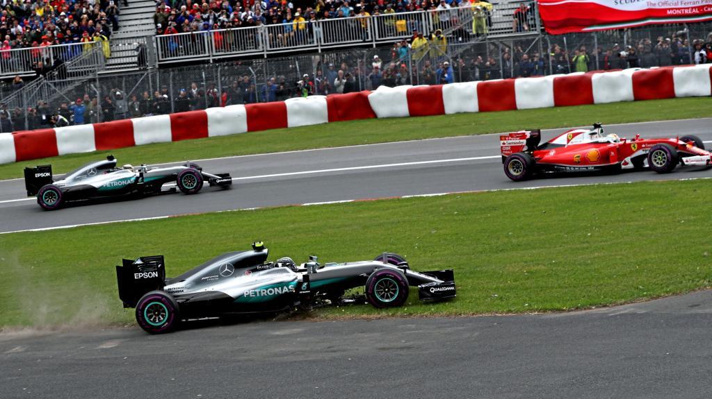 Rosberg se sale de la pista tras enzarzarse con Hamilton en la salida.