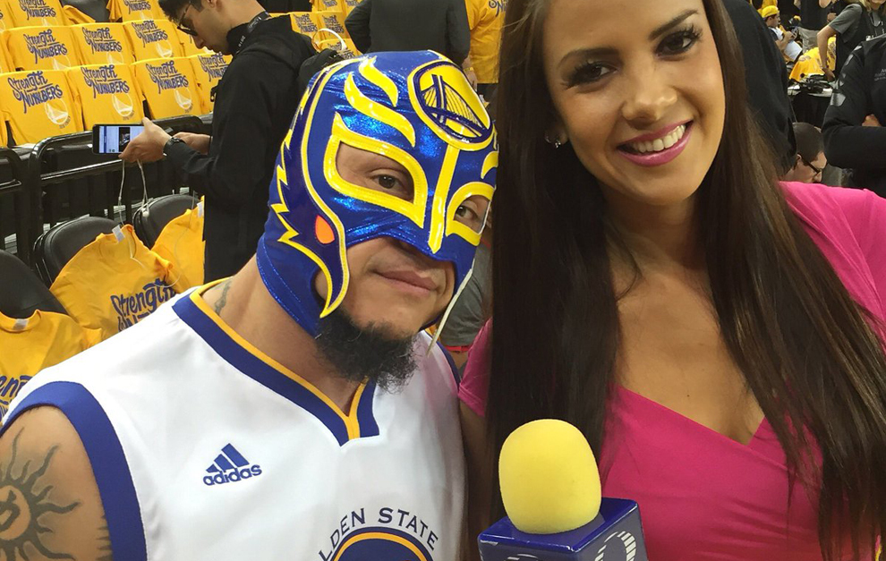 Rey Mysterio junto a la reportera Karen Manzano en el quinto partido...