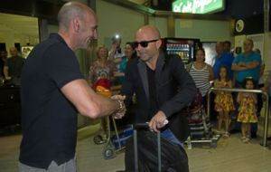Monchi saluda a Sampaoli en el aeropuerto de Sevilla.