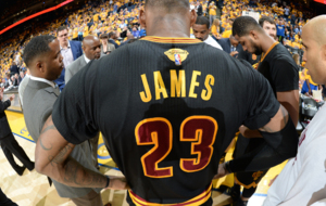 LeBron James, con la camiseta negra con mangas de los Cavaliers