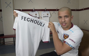 Feghouli posa con su nueva camiseta.