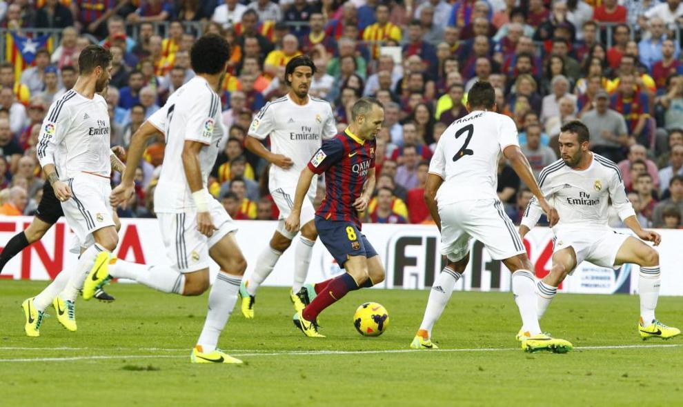 Iniesta, con el Bara, rodeado de cinco jugadores del Real Madrid en...