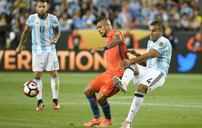 Mercado y Vidal disputan un baln en el ltimo Chile-Argentina.