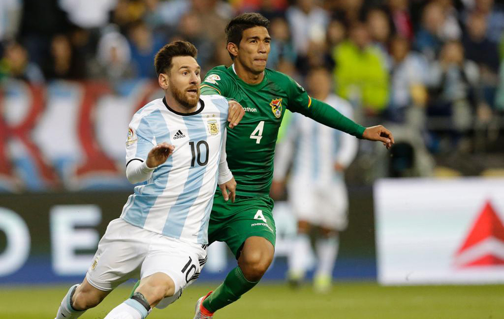 Messi, perseguido por Bejarano en el duelo ante Bolivia.