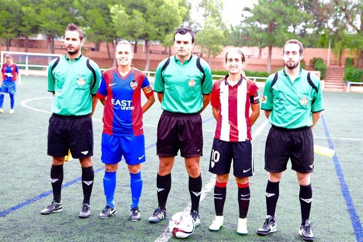Capitanas del Levante y Athletic posan antes del partido disputado en...