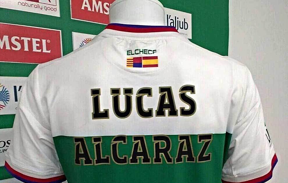 Maniqu con una camiseta franjiverde personalizada para Alcaraz