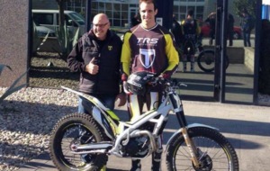Jordi Tarrs, junto a su sobrino Pol con la TRS, la moto creada por...