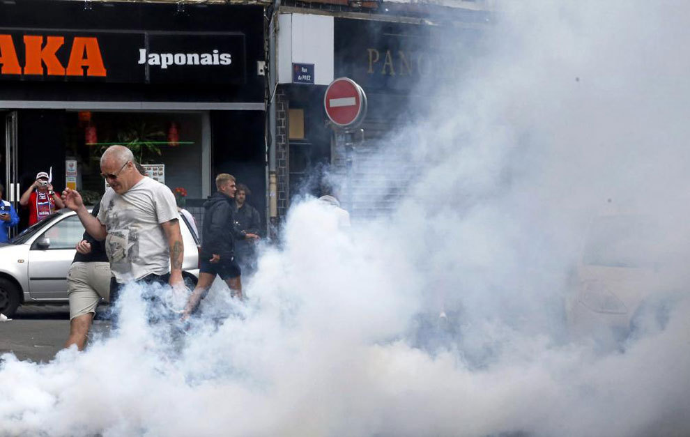 La polica francesa dispers con gases a los aficionados que...