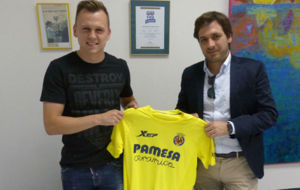 Cheryshev posa con Fernando Roig Junior con su nueva camiseta