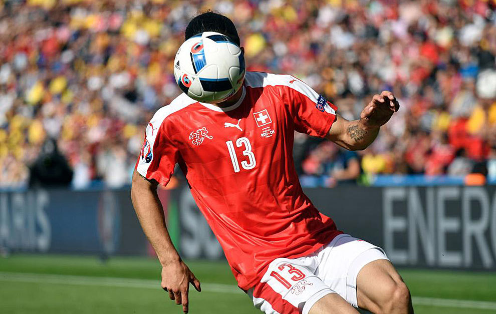 La pelota cubre la cara del lateral suizo Ricardo Rodrguez.