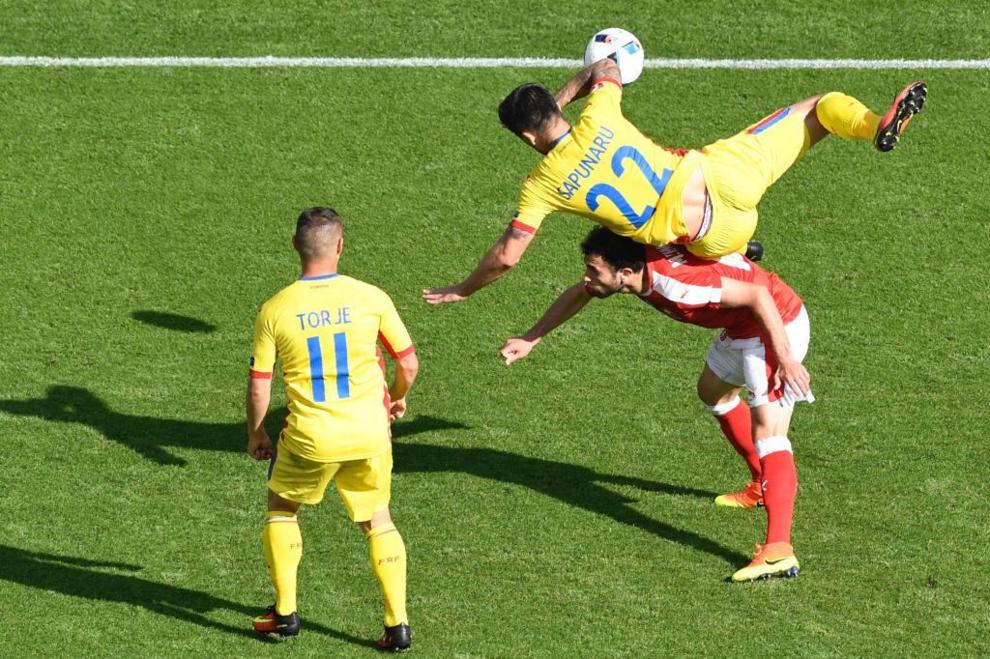El centrocampista rumano, Cristian Sapunaru, fue vctima de esta dura...