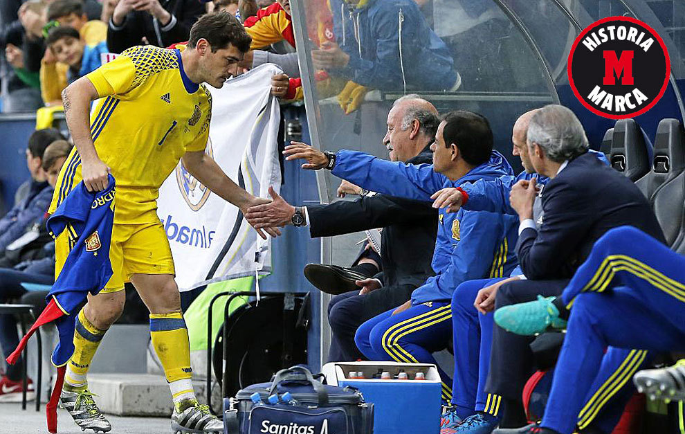 Casillas y Del Bosque se saludan en el partido amistoso contra Corea.