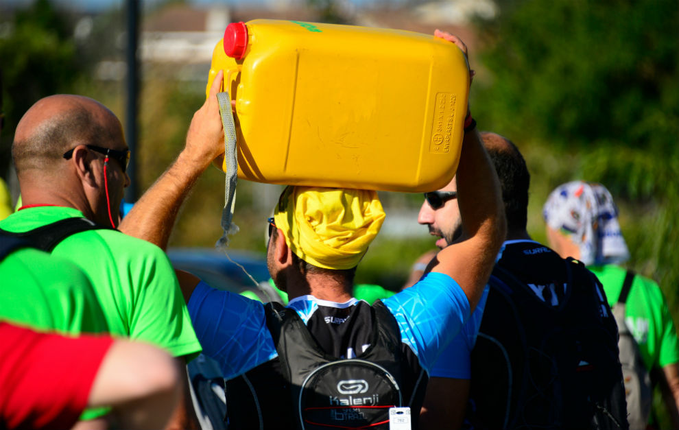Uno de los participantes portando un bidn de agua.